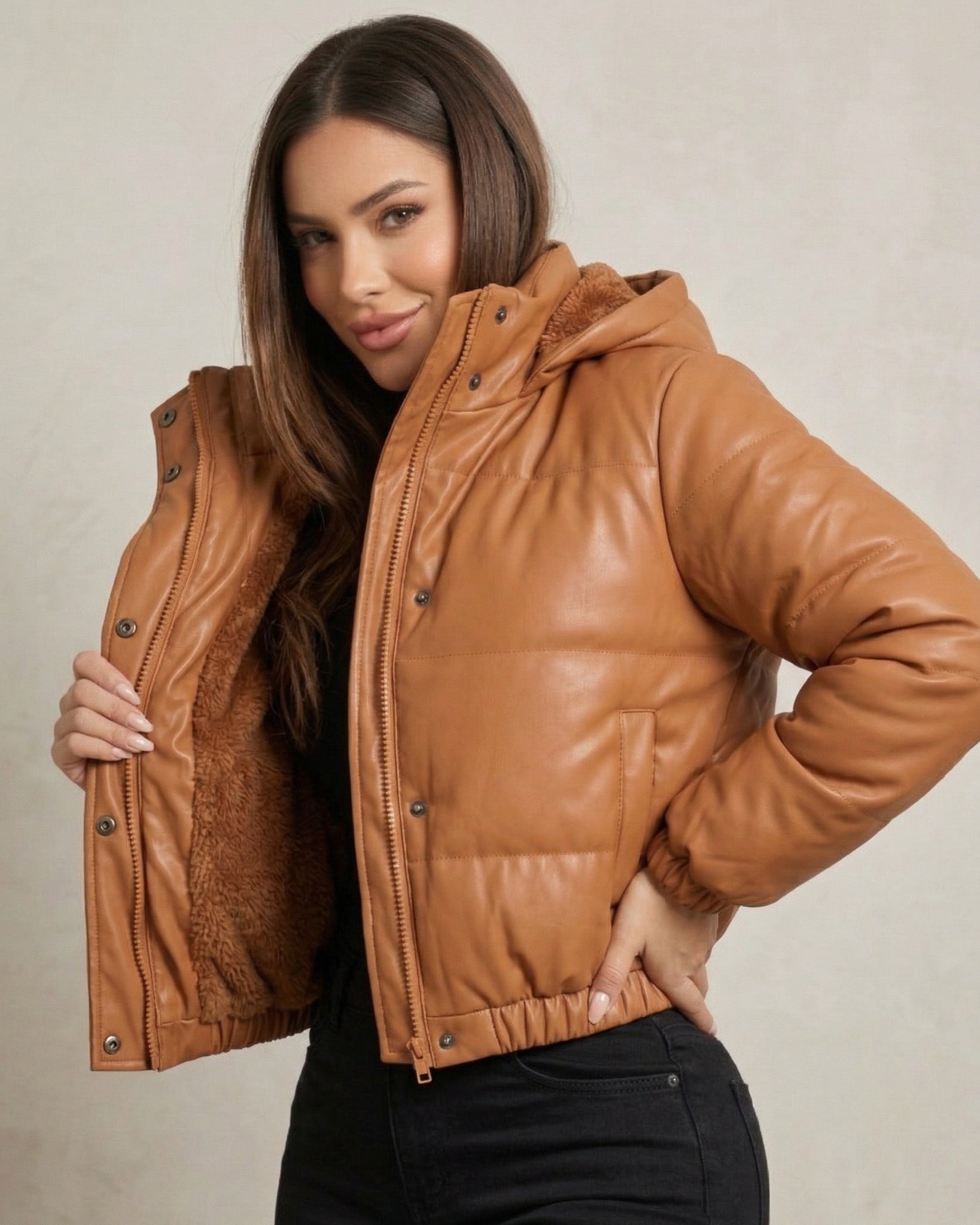 Puffa Ecocuero Camel: Estilo Crop, Urbana y Ultra Térmica - EBS5127
