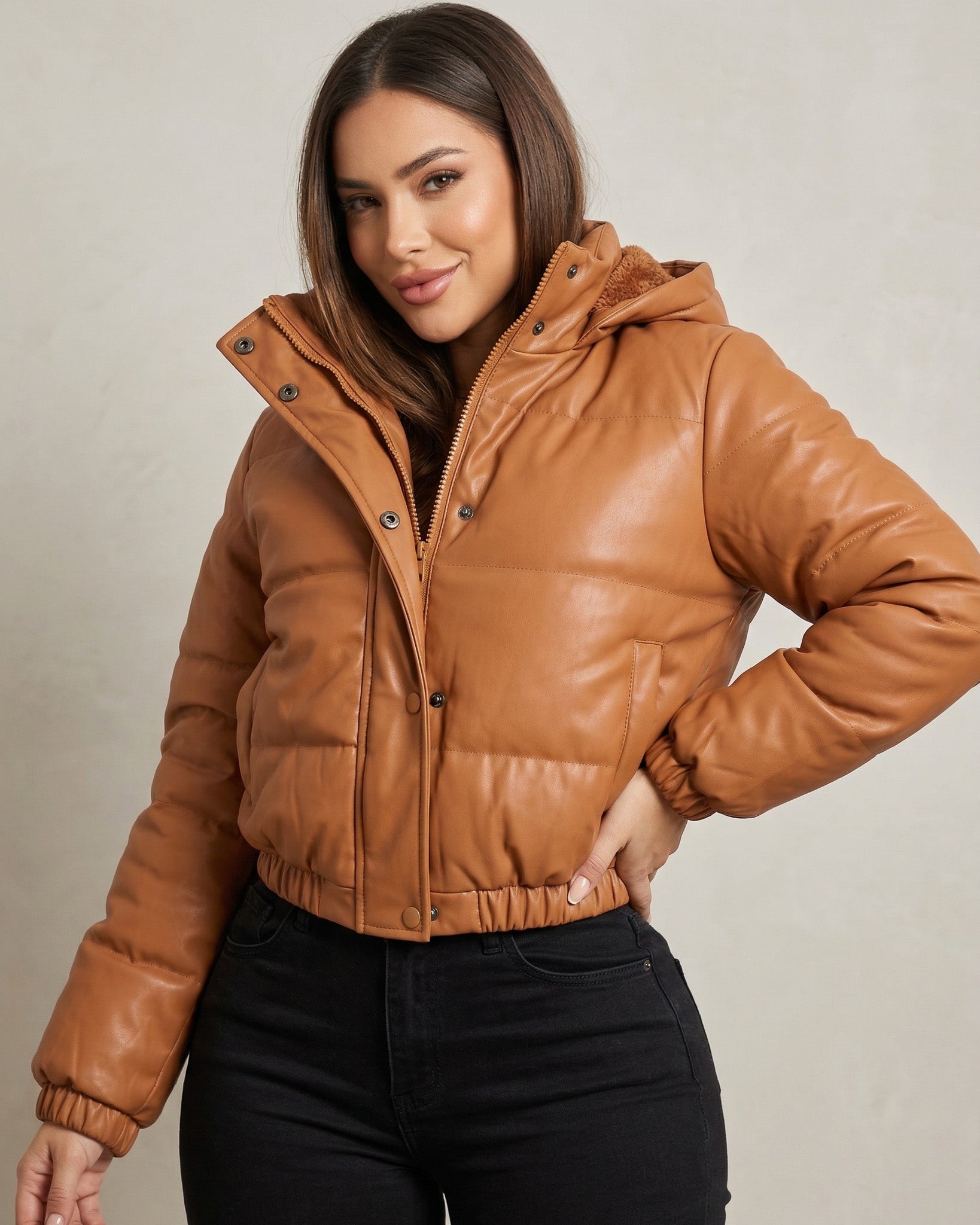 Puffa Ecocuero Camel: Estilo Crop, Urbana y Ultra Térmica - EBS5127