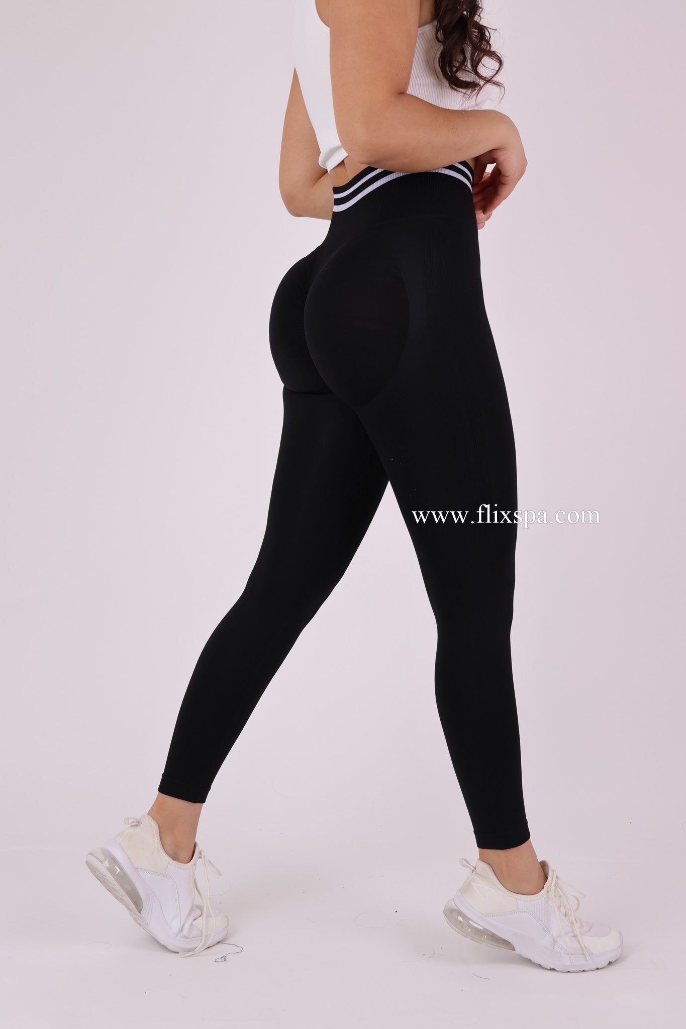 Calza Deportiva Negra Pretina Alta con detalle a Rayas Push Up