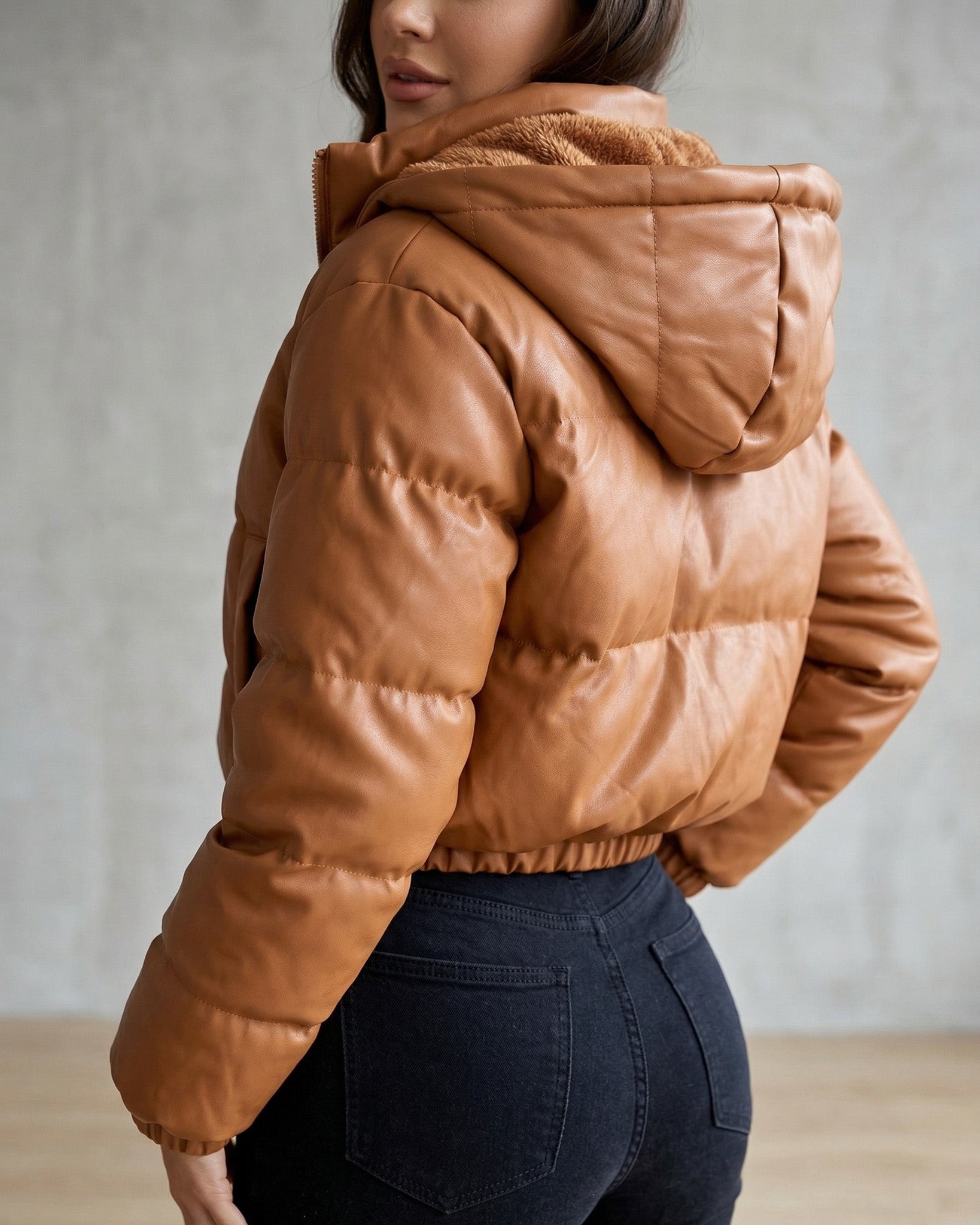 Puffa Ecocuero Camel: Estilo Crop, Urbana y Ultra Térmica - EBS5127