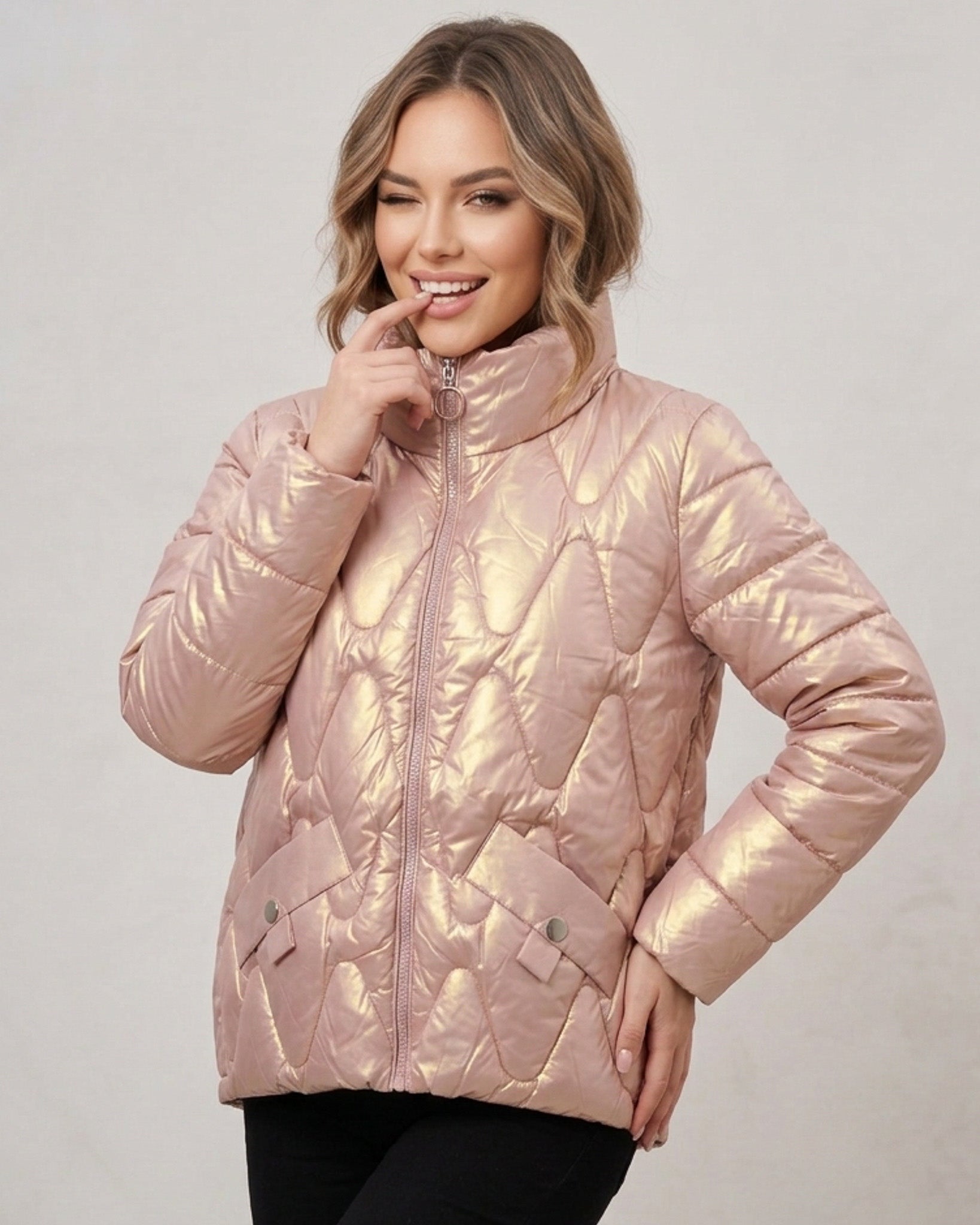 Parka Puffer Rose Gold: Estilo Urbano Satinado y Térmico - ELX1725